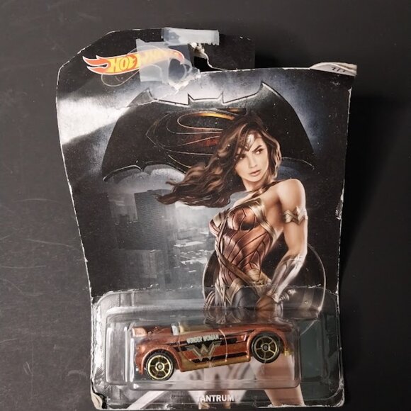 Hot Wheels Wonder Woman 2016 6/7 Batman vs Superman Power Pistons - Picture 2 of 6